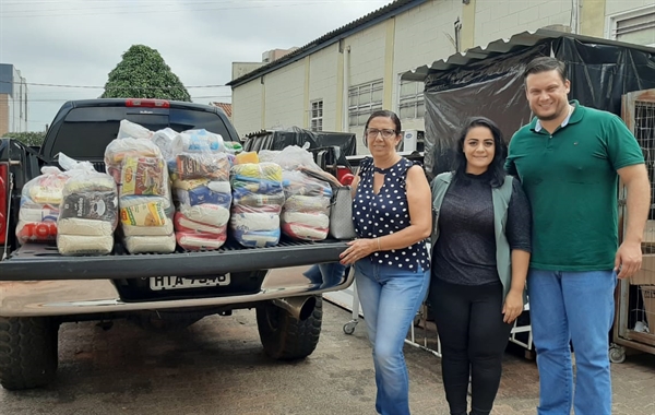 Maria Cantoia esteve na Instituição, ao lado do filho Denis Cantoia Figueiredo (Foto: Santa Casa)