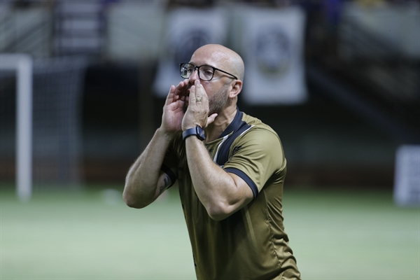 Treinador Rogério Corrêa durante o jogo do último sábado contra o Mirassol  (Foto: Prefeitura de Votuporanga)