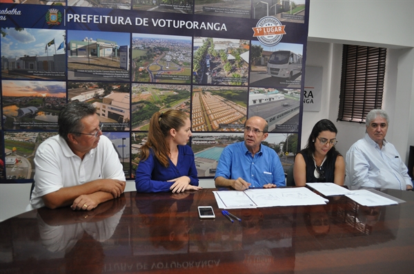 O deputado Carlão, a coordenadora de Defesa e Saúde Animal Rebecca Politti, o prefeito João Dado, a arquiteta Thais Alamino e o presidente da FEV Celso Penha (Foto: Érika Chausson/A Cidade)