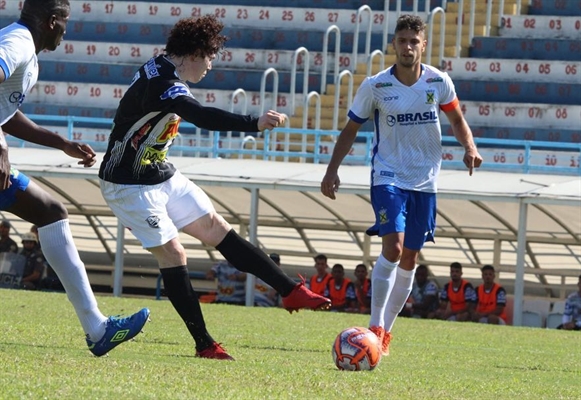 Após boas atuações com a camisa alvinegra, o centroavante Cristiano machucou a coxa (Foto: Rafael Nascimento/CAV)