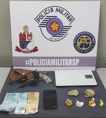 Suspeito tentou subornar policiais da Força Tática com um revólver; ele foi preso por tráfico de drogas (Foto: Divulgação/Polícia Militar)