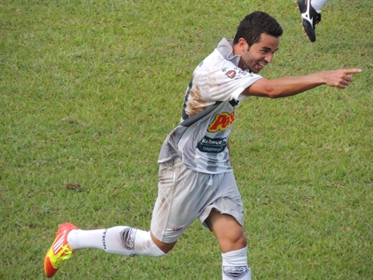 Gol de Tom no primeiro tempo abriu o caminho para a vitória da Votuporanguense
