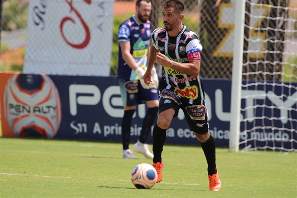 Ricardinho, meio-campista do Clube Atlético Votuporanguense, está pronto para jogar (Foto: Rafael Bento/CAV)