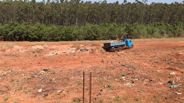 Moradores do bairro Vilar III, em Votuporanga, reclamam sobre o acúmulo de entulhos (Foto: Arquivo Pessoal)