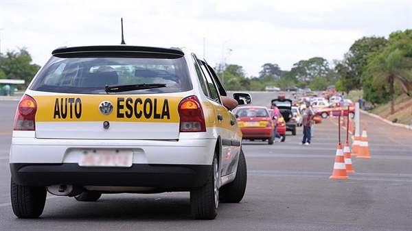 A obrigatoriedade do comprovante também se aplica aos examinadores (Foto: Autoescola Online)