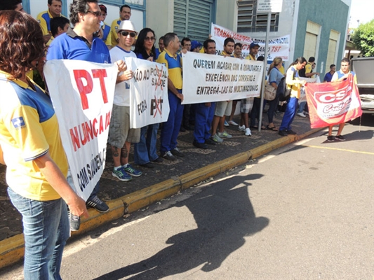 Carteiros continuam em greve na cidade