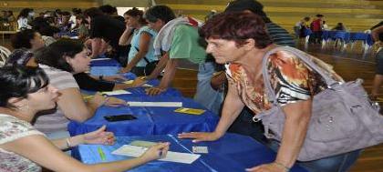 Pessoas passam horas na fila para realizar o sonho da 