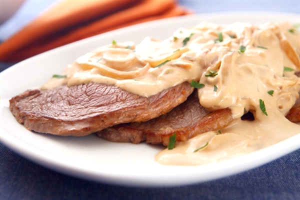 Bife acebolado com molho de maionese