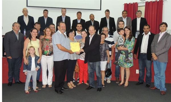 Familiares de Francisco Meira receberam homenagem na Câmara; projeto foi de autoria do vereador Eliezer Casali