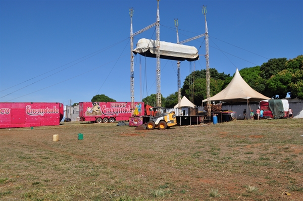 Para o espetáculo foi preparado um palco mais elevado, para possibilitar a visão ideal (A Cidade)