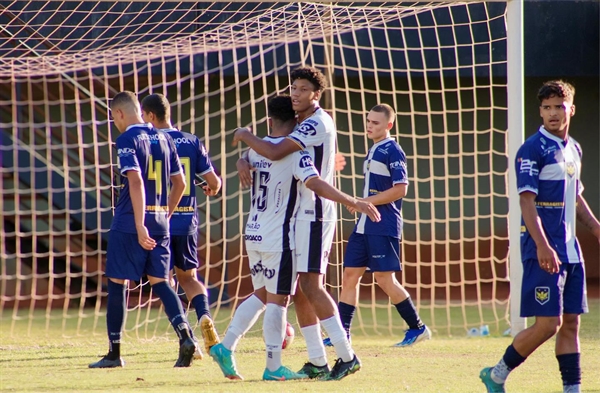 O centroavante Gabriel Moyses comemora o seu gol na vitória contra o FFC  (Foto: Rafa Bento/CAV)