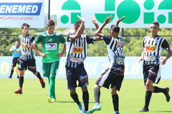 Os garotos da categoria sub-17 venceram o time do Barretos por 3 a 1 (Fotos: Rafael Nascimento/CAV)