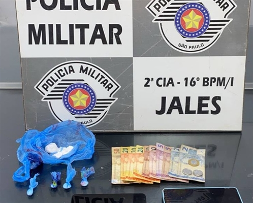  Durante a abordagem e busca pessoal, foram encontradas mais três porções do entorpecente, todas embaladas e prontas para venda (Foto: Reprodução)