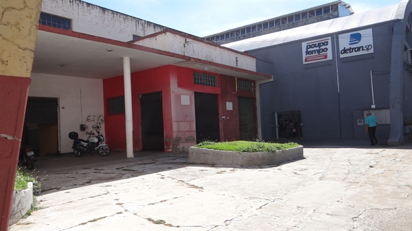 Pombos mortos causam mau cheiro no Poupatempo