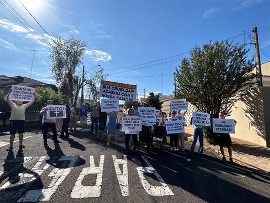 Familiares de Gustavo Caporalini protestam e pedem justiça (Foto: A Cidade)