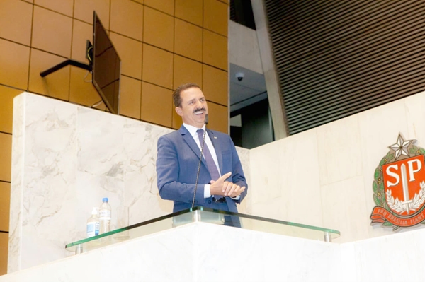 No último fim de semana o deputado estadual Itamar Borges fez uma visita cordial ao Bispo de Rio Preto, D. Antonio Vilar: ele está pavimentando sua estrada rumo à Prefeitura  (Foto: Alesp)