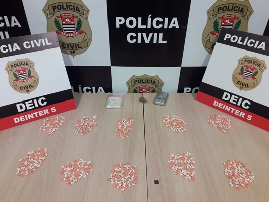 Equipes também encontraram uma porção de maconha e quatro micro pontos de LSD com o jovem (Foto: Divulgação/Deic de Rio Preto)