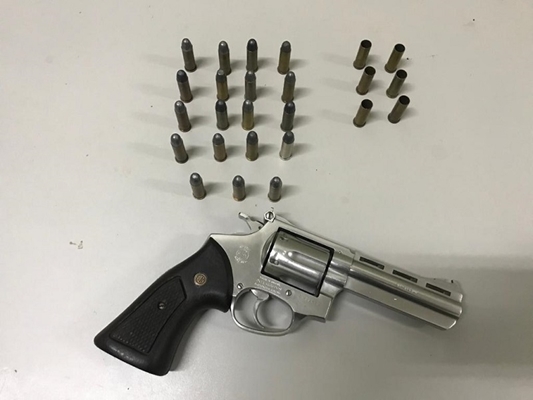Policiais encontram revólver carregado e mais 13 munições escondidos ao atender ocorrência de violência doméstica (Foto: Divulgação/Polícia Militar)