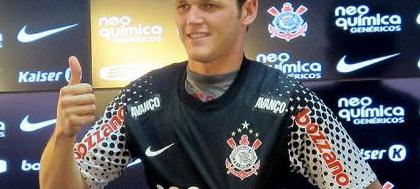Goleiro Renan é apresentado no Timão
