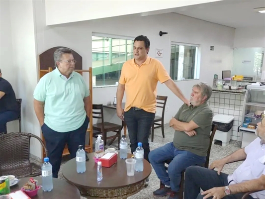 O prefeito Jorge Seba acompanhou o presidente da Alesp, Carlão Pignatari em algumas visitas neste final de semana. Uma delas foi na Santa Casa, onde também compareceu o deputado federal Geninho Zuliani  (Foto: Assessoria)