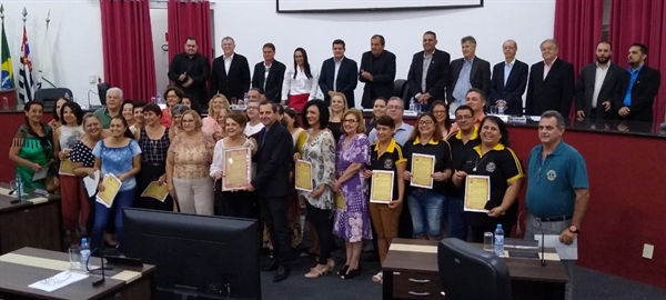 Vereador Daniel David entregou voto de congratulação para projeto da Santa Casa, reconhecendo sua importância para a Instituição (Foto: Santa Casa de Votuporanga)