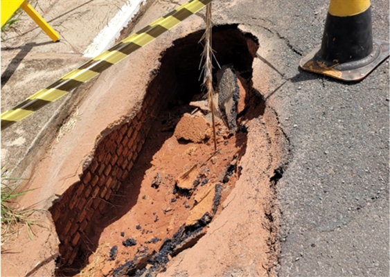 O vereador Valdecir Lio encaminhou um ofício à Prefeitura junto com fotos para pedir a execução de serviço de tapa-buraco (Foto: Assessoria)