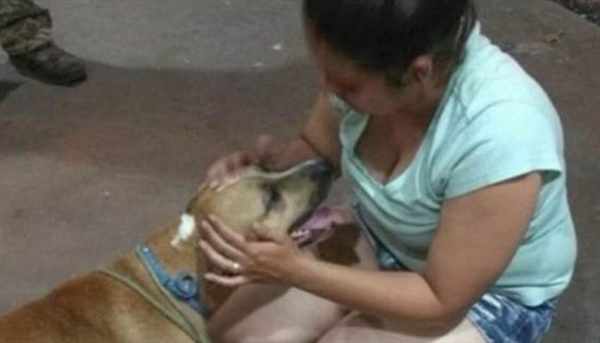 Cachorro Muleke e sua dona (Foto: Divulgação)