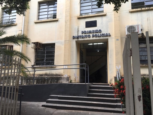 Segundo a vítima, o suspeito entrou no local em posse de uma pistola e fugiu sentido ao córrego do bairro a pé (Foto: Érika Chausson/A Cidade)