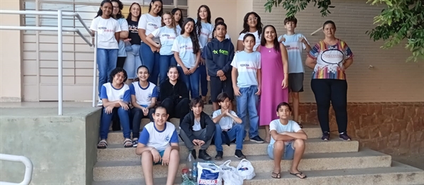 Os alunos de uma escola estadual de Nhandeara fizeram doações para o Hospital do Amor (Foto: Divulgação)