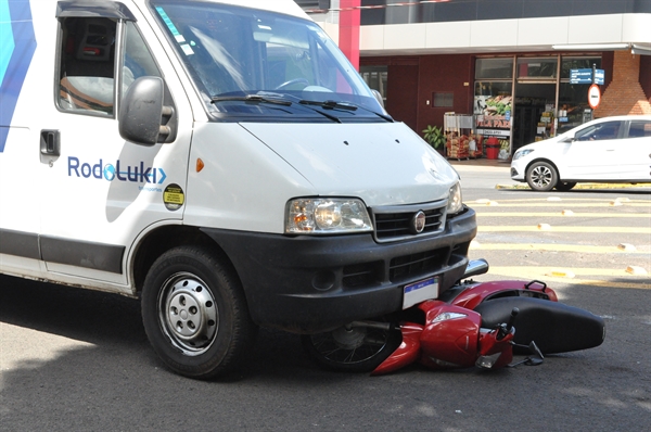 Motorista da van se distraiu e acabou batendo na moto no cruzamento perto do Lanchopão; vítima teve ferimentos leves e foi para a Santa Casa (Foto: A Cidade)