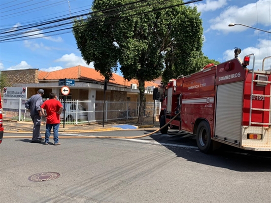 Incêndio de pequenas proporções em um depósito da Secretaria de Direitos Humanos, mobilizou o corpo de bombeiros nesta quarta-feira (7) (Foto: A Cidade)