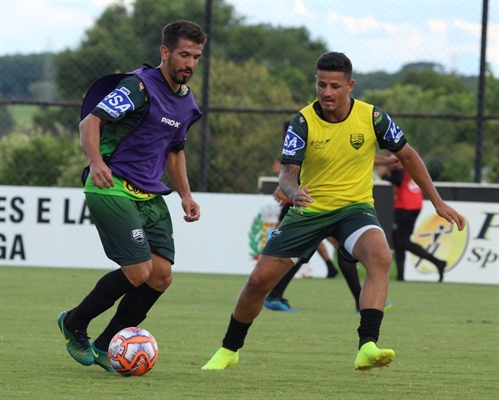 Ricardinho e Alison Mira em treinamento da Votuporanguense para o jogo da tarde deste sábado (Foto: Rafael Bento/CAV)