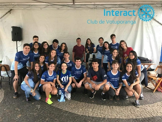 Membros do Interact Clube de Votuporanga entregaram um cheque simbólico para a Apae local (Foto: Divulgação)