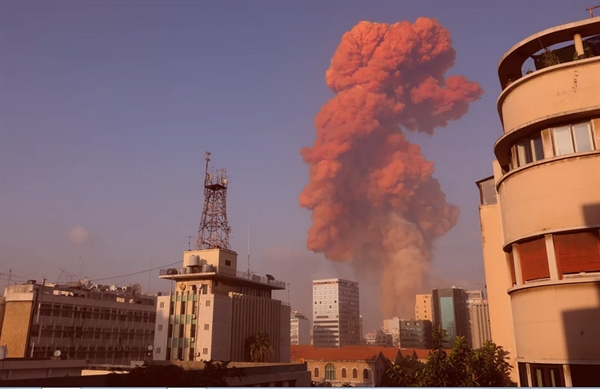 Grande explosão atingiu capital libanesa, Beirute, nesta terça-feira (4), disse correspondente da AFP. A explosão, que abalou edifícios inteiros e quebrou vidros, foi sentida em várias partes da cidade. (Foto: Anwar Amro/AFP)