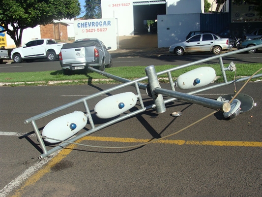 Um sentido da avenida ficou interditado com a queda do poste na tarde de ontem