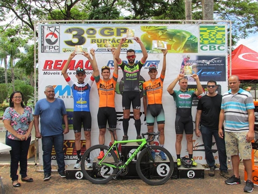 Liniker Padoan Godoy Vilches foi o primeiro a cruzar a linha de chegada em um sprint final de dar inveja (Foto: Prefeitura de Votuporanga)