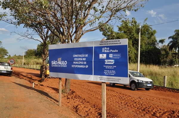 Dois meses depois da ordem de serviço, o único trabalho feito pela empresa na, segundo a Prefeitura, foi a instalação de uma placa (foto)  (Foto: A Cidade)