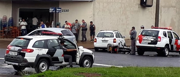 A Polícia Militar também compareceu no local para registrar a ocorrência e controlar o trânsito (Foto: Reprodução)