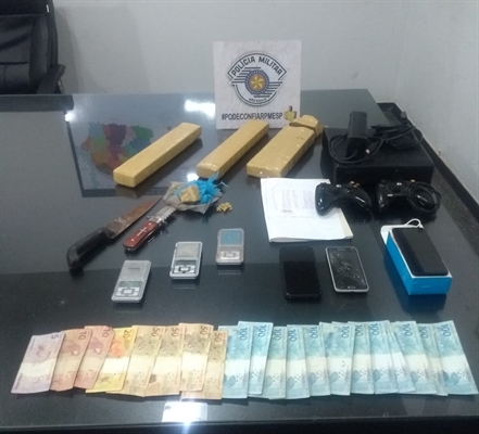 Cão farejador ajuda polícia a encontrar droga escondida às margens de linha férrea em Jales