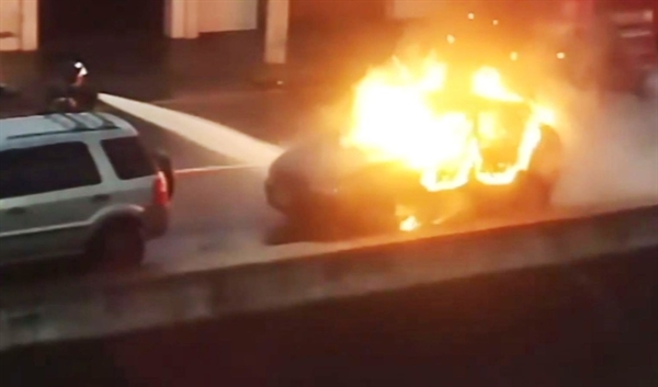  Bombeiros tentaram controlar incêndio em carro em Santos, SP (Foto: Reprodução) 