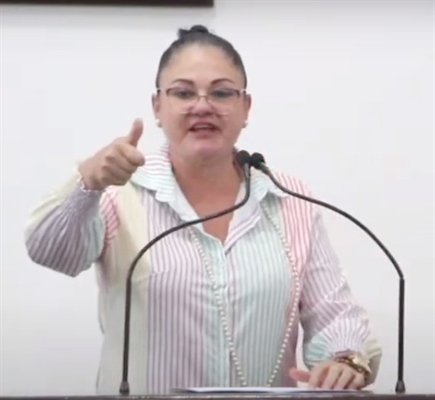 A vereadora Sueli Friósi pediu o auxílio de um segurança para deixar a sessão da Câmara de anteontem, já que havia alguém armado na Casa de Leis. Tudo brincadeira, é claro  (Foto: Assessoria)