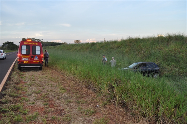 O homem perdeu o controle da direção e capotou, parando além do acostamento. Apesar do susto, a vítima saiu ilesa (Foto: Aline Ruiz/A Cidade)