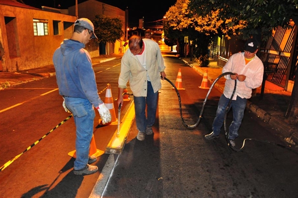Secretaria faz pintura de solo noturna 