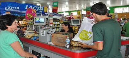Fechamento de mercados aos domingos divide opiniões