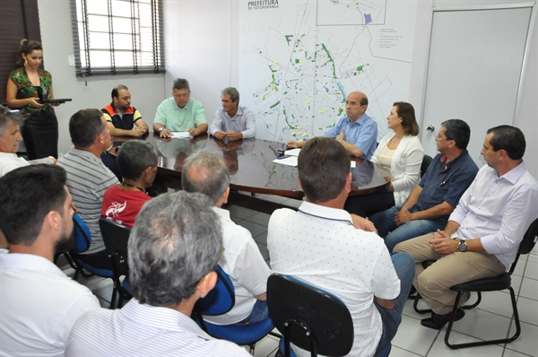 Ontem, o prefeito assinou a Ordem de Serviço para que comecem as obras nos bairros da região Sul (Foto: Divulgação/Prefeitura de Votuporanga)