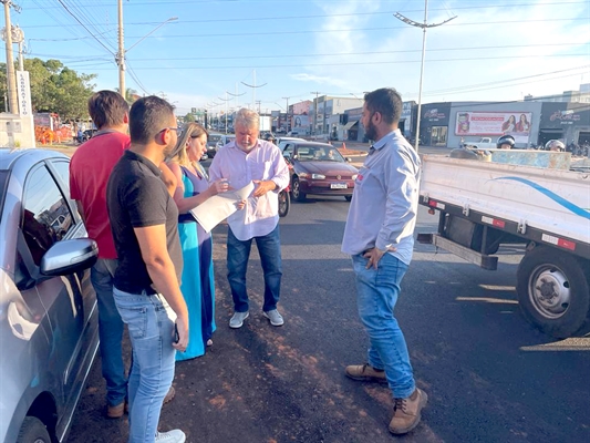 Jorge Seba embarcou para São Paulo em busca de recursos para Votuporanga; uma das prioridades é a revitalização da Avenida do Pozzobon, obra que visitou antes de viajar (Foto: Prefeitura de Votuporanga)