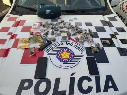 Foram apreendidos com o menor porções de maconha, crack, haxixe, uma balança de precisão e uma faca com vestígios de drogas (Foto: Reprodução)