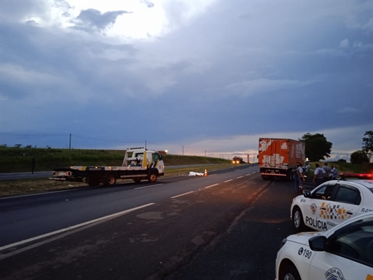 Homem perdeu o controle da motocicleta, caiu e acabou rolando por muitos metros na rodovia (Foto: A Cidade)