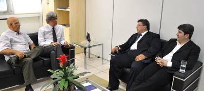 Prefeito busca solução para usuários do Iamspe