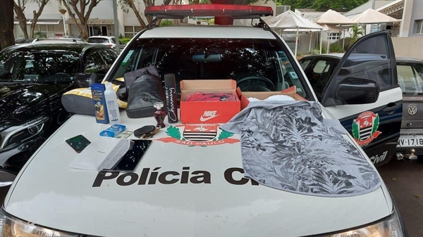 Ele foi flagrado com perfumes, tênis, tablet, bolsas e cosméticos (Foto: Divulgação/Polícia Civil)